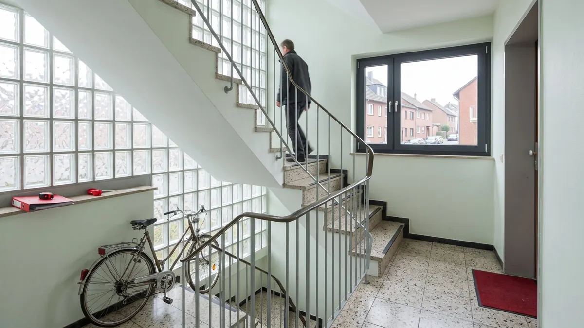 Treppenhaus eines Mehrfamilienhauses mit Fenster und Glasbausteinen