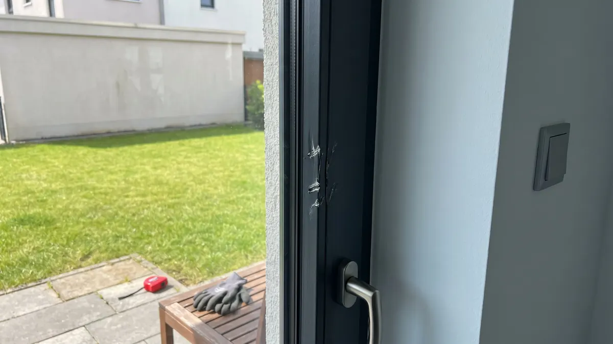 Hebelspuren am Rahmen einer Terrassentür